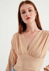 Herita SHOULDER RUFFLE DETAILED WITH FRONT - Camicetta - brown