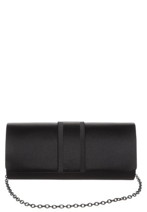 Czarna torebka kopertówka z satyny z łańcuszkowym paskiem i złożoną klapką zabezpieczoną dwoma pionowymi satynowymi paskami na białym tle.