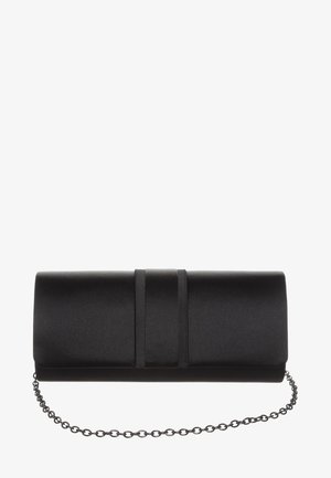 Zwarte satijnen clutch met een kettingriem en een gevouwen klep die wordt vastgehouden door twee verticale satijnen banden op een witte achtergrond.
