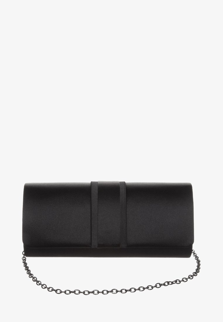 Bolso de mano de raso negro con cadena y solapa doblada asegurada por dos bandas verticales de raso sobre fondo blanco.