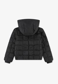 Musta puffjakker, millel on kapuuts, tikandmustriga, elastsed varrukad ja sile, läikiv viimistlus. Tagumine vaade, nähtavad logod puuduvad.