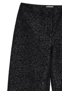 Zwarte broeken met een gestructureerd patroon dat lijkt op onregelmatige vormen. De stof heeft een lichte glans, wat het algehele ontwerp accentueert.