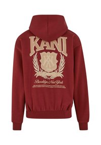 Felpa con cappuccio color bordeaux con una grande grafica beige che presenta il testo "KANI", uno scudo e un design di alloro sul retro. Maniche e orlo a costine.