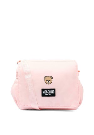 Zachte roze baby tas met verstelbare riem, teddybeer logo en zwart Moschino Baby-label op de voorflap.
