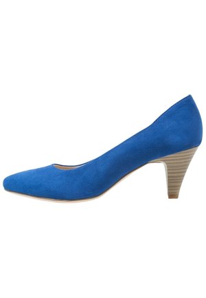 Blauwe suède pumps voor vrouwen met een spitse neus en een gestapelde houten hak van gemiddelde hoogte, zijaanzicht op witte achtergrond.