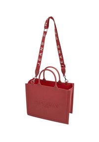 Rød gummitote med to korte håndtag og en justerbar rem. Har en struktureret overflade med "PEPE JEANS" pr präget på forsiden.