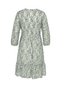 Robe verte et blanche à motifs avec des manches trois-quarts, une taille smockée et une jupe évasée, présentant un design abstrait texturé.