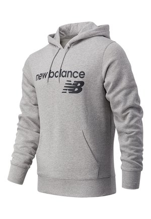 Světlounce šedá mikina New Balance s přední kapsou na ruce a logem s textem "new balance" a "NB" černě na hrudi.