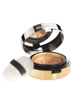 Contenant de maquillage compact rond avec un couvercle en argent poli, une base dorée et des accents noirs. Comprend un applicateur en mousse blanche.