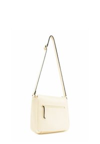 Borsa a spalla in pelle crema con finitura testurizzata, una tasca frontale con zip e una tracolla nera a contrasto. Forma quadrata con un design funzionale.