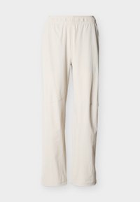 Εκρού casual παντελόνι με ελαστική μέση και ίσια πόδια, εκτεθειμένο σε απλό φόντο.