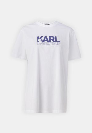 Hvid bomuld T-shirt med en stor lilla grafik, der har teksten "KARL LAGERFELD" i fed skrift. Klassisk crew neck og korte ærmer.