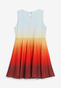 Ärmelloses Kleid mit einem Ausschnitt am Rücken. Farbverlauf von Hellblau oben zu Orange und Rot am Saum. Leichtes, glattes Material.