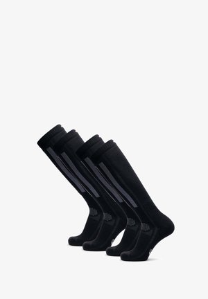 Calcetines negros hasta la rodilla en un paquete de cuatro. Presentan un puño acanalado, textura sólida y rayas verticales contrastantes a lo largo de los lados.
