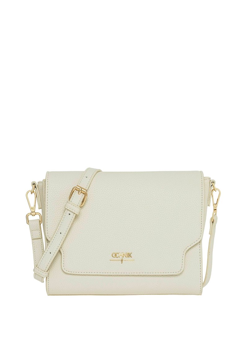 Beżowa skórzana torebka crossbody o teksturowanym wykończeniu, z złotymi akcentami, regulowanym paskiem i zapięciem na klapkę. Wyjątkowe logo wytłoczone na przodzie.