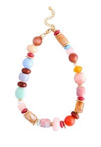 Bunte Perlenkette mit verschiedenen Formen und Größen von Perlen in Pink, Rot, Blau, Orange und Creme, akzentuiert mit goldfarbenen Hardware-Details.