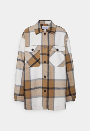 Koszula kurtka z długim rękawem na guziki w duży beżowy, brązowy, czarny i biały wzór w kratę oraz dwie przednie kieszenie z patką na guziki.