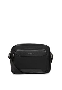Borsa a tracolla nera realizzata in materiali lisci e testurizzati, con una tasca frontale, tracolla regolabile e dettaglio del logo in tonalità argentata.