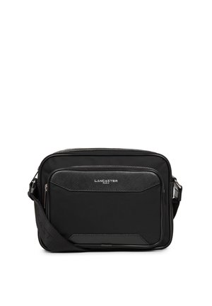 Borsa a tracolla nera realizzata in materiali lisci e testurizzati, con una tasca frontale, tracolla regolabile e dettaglio del logo in tonalità argentata.