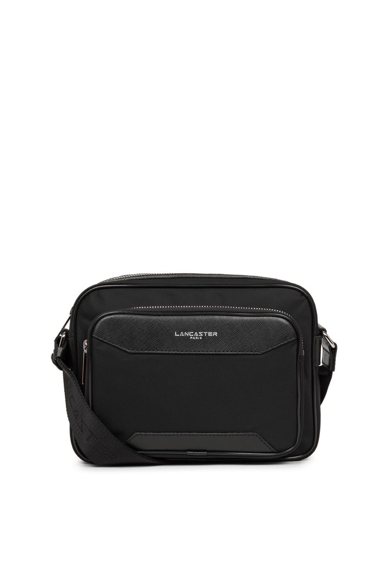 Borsa a tracolla nera realizzata in materiali lisci e testurizzati, con una tasca frontale, tracolla regolabile e dettaglio del logo in tonalità argentata.