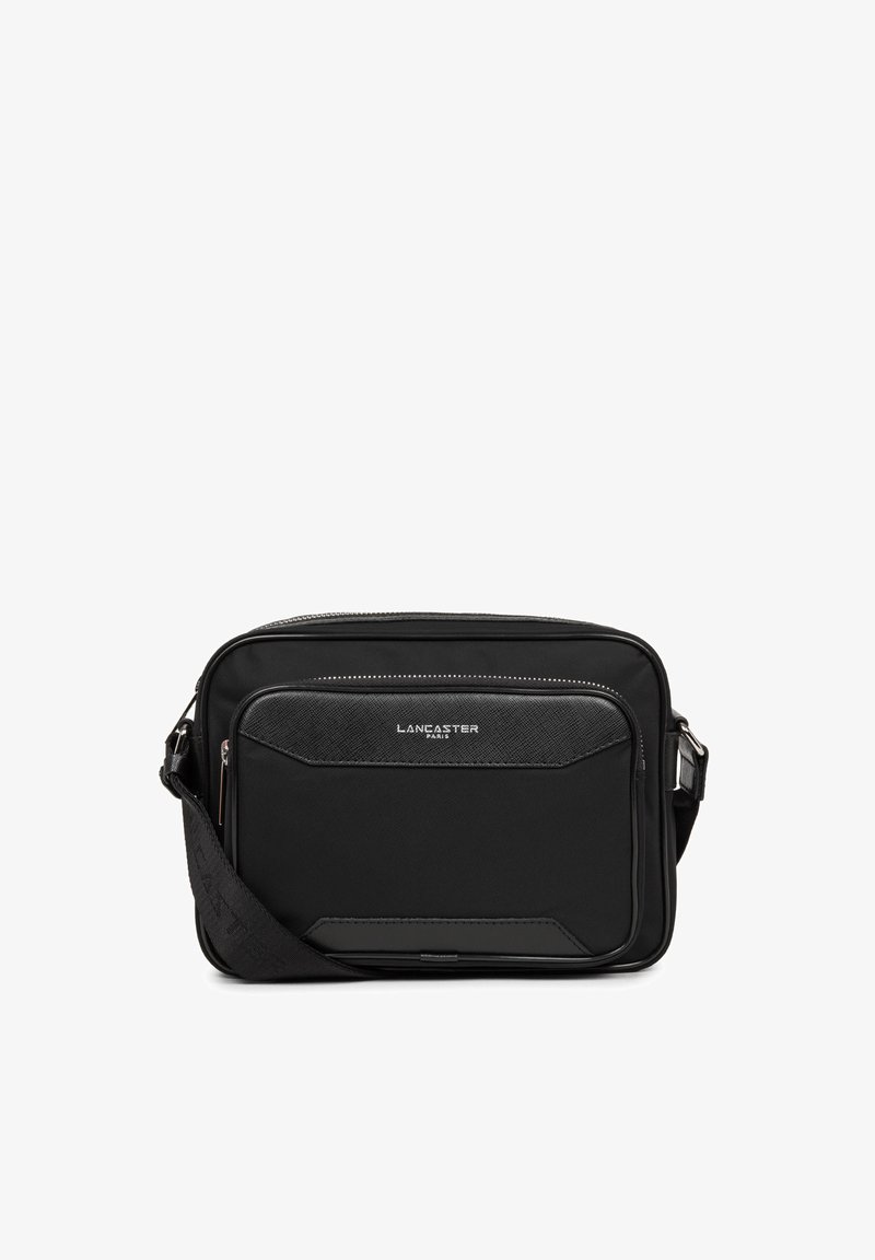 Borsa a tracolla nera realizzata in materiali lisci e testurizzati, con una tasca frontale, tracolla regolabile e dettaglio del logo in tonalità argentata.