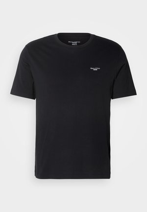 Schwarzes T-Shirt mit kurzen Ärmeln aus Baumwolle, mit Rundhalsausschnitt und einem kleinen weißen Logo auf der linken Brustseite. Einfaches, klassisches Design.