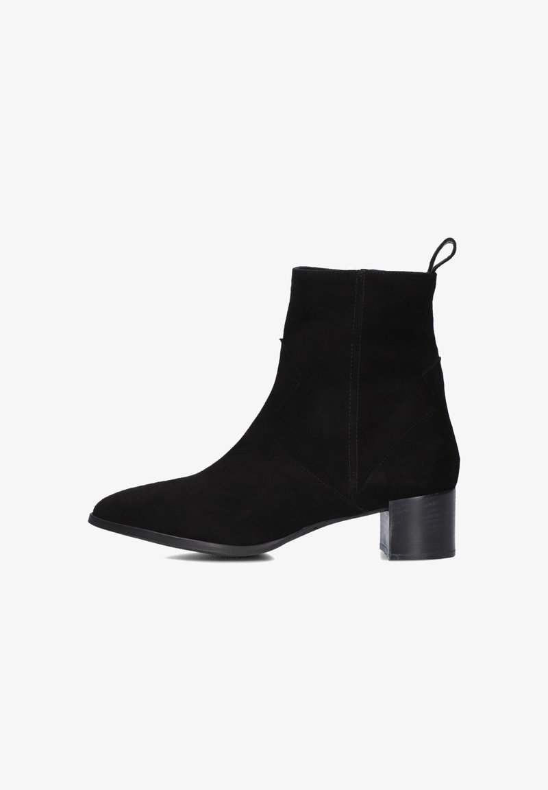 Schwarze Wildleder-Ankle-Boots mit spitzem Zehenbereich und niedrigem Blockabsatz. Verfügen über eine Zuglasche an der Rückseite und minimale Nahtdetails an den Seiten.