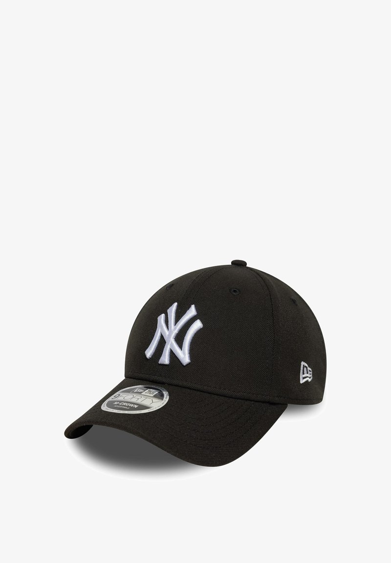 Mustam kangas baseball-suvi, mille esiosas on valge tikandiga logo ja kumer visor. Küljel on tootja silt.