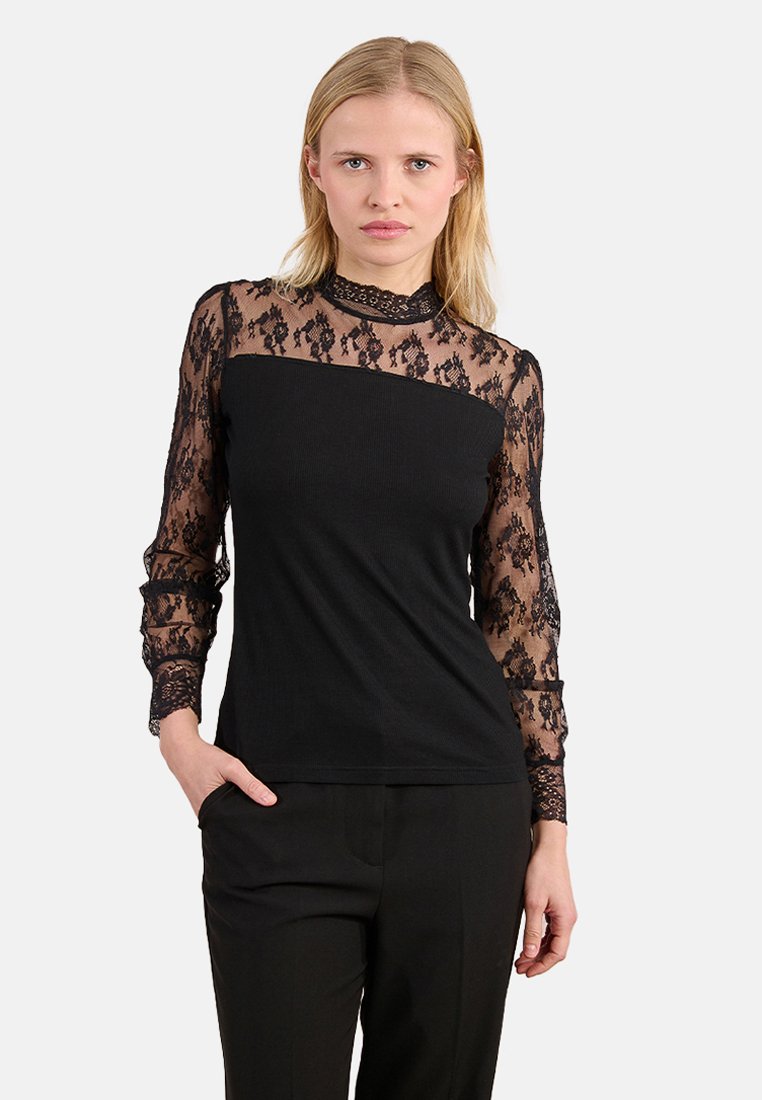 Top nero con un corpetto solido e maniche lunghe in pizzo trasparente, con complesse fantasie floreali e un design a collo alto. Taglio aderente.