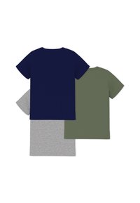 Τρία κοντομάνικα T-shirts σε ναυτικό μπλε, χακί πράσινο και γκρι με εφέ ύφανσης. Διαθέτουν στρογγυλή λαιμόκοψη και απαλό, λείο βαμβακερό ύφασμα.