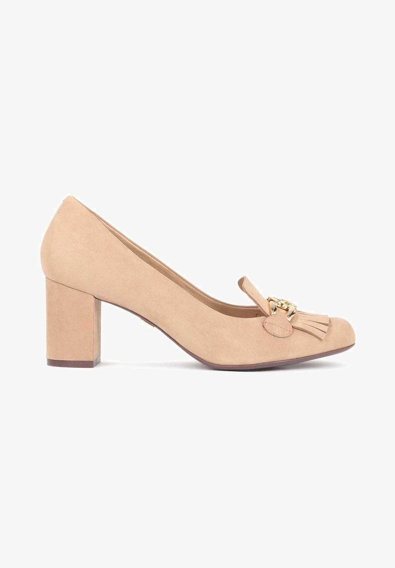 Escarpin en daim beige à talon bloc avec chaîne dorée et détail pompon sur le devant, bout arrondi et talon bas.