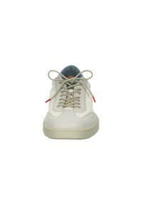 Světlá sneaker s hladkým koženým svrškem, kulatou špičkou, béžovými tkaničkami a strukturovanou gumovou podrážkou. Červené akcenty blízko tkaniček.
