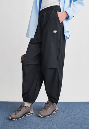 TRACKSIDE WOVEN - Pantalon de survêtement - black