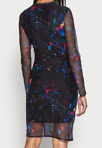 Zwart jurkje met een meerkleurig abstract patroon, lange doorzichtige mouwen, getailleerde taille en een knielange, licht transparante zoom.