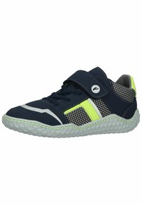 Scarpa da ginnastica blu navy con cinturino in Velcro, tomaia in rete, accenti argentati, dettagli verde lime e suola leggera e testurizzata.