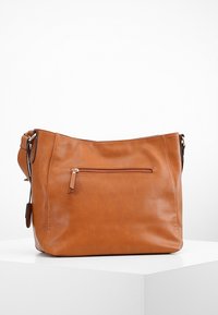 Borsa a spalla in pelle marrone con una texture liscia, una tasca frontale con zip e un'ampia apertura. Presenta una tracolla regolabile e removibile.