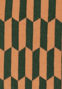 Strickstoff mit einem geometrischen Muster aus wechselnden grünen und orangefarbenen Formen, mit einer glatten Textur und einem markanten hexagonalen Design.