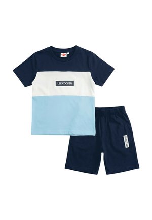 Tenue deux pièces pour enfants composée d'un short bleu marine et d'un t-shirt à manches courtes à blocs de couleurs bleu marine, blanc et bleu clair, de la marque Lee Cooper.