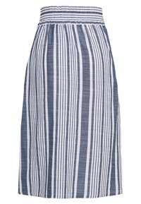 Falda de rayas verticales azul y blanca hasta la rodilla con una cintura elástica fruncida.