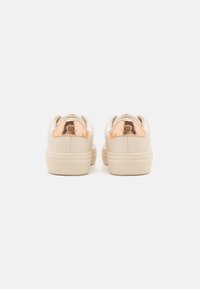 Beige nahkakengät, joissa on pyöreä muoto, metallinhohtoinen rose gold -korostus kantapäässä ja kuvioitu kumipohja.