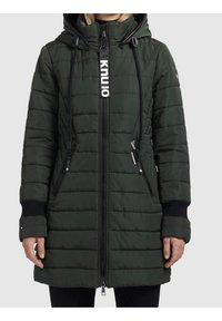 Kurtka puchowa w ciemnozielonym kolorze, z pikowanym wzorem, regulowanym kapturem, czarnymi akcentami i zapięciem na zamek błyskawiczny z dwoma kieszeniami na zamek.