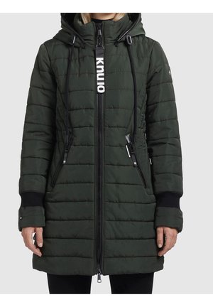 Pälsjacka i mörkgrön, med en quiltad design, justerbar huva, svarta detaljer och en framdragkedja med två dragkedjefickor.