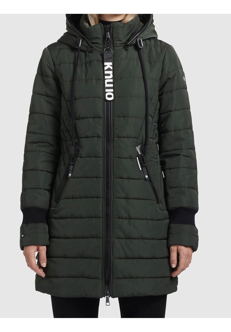 Kurtka puchowa w ciemnozielonym kolorze, z pikowanym wzorem, regulowanym kapturem, czarnymi akcentami i zapięciem na zamek błyskawiczny z dwoma kieszeniami na zamek.
