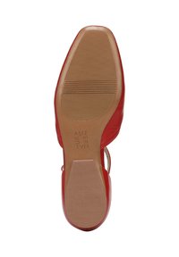 Semelle de chaussure en cuir rouge avec une finition lisse, présentant des rainures horizontales pour l'adhérence et une semelle intérieure en cuir naturel avec un détail de marque en relief.