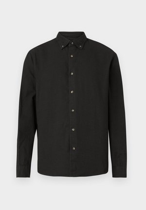 Svart langermet skjorte med knapper, spiss krage og knappede mansjetter, vist på en hvit bakgrunn.