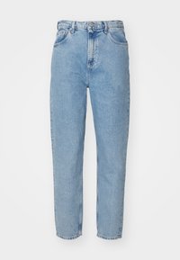 Jeans rectos de tiro alto en azul claro, con cierre de botón y cremallera, bolsillos frontales y trabillas para el cinturón sobre un fondo blanco.