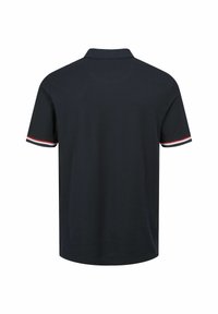 Mustapaitapaita, jossa on uritettu pinta, klassinen kaulus ja lyhyet hihat. Korostettuna punaisilla ja valkoisilla raidoilla hihan reunoissa.