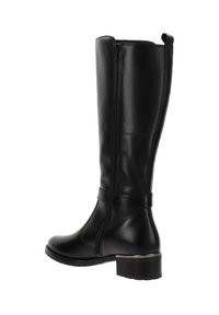 Botas negras de cuero hasta la rodilla con cremallera lateral y tacón bajo apilado. Presentan una textura suave y mínimos adornos metálicos.