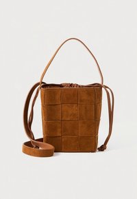 Pruun seemisnahast kotike kootud mustriga, paelaga suletav ja nahast rihmaga. Omadusteks ruudukujuline kuju ja pehme tekstuur.