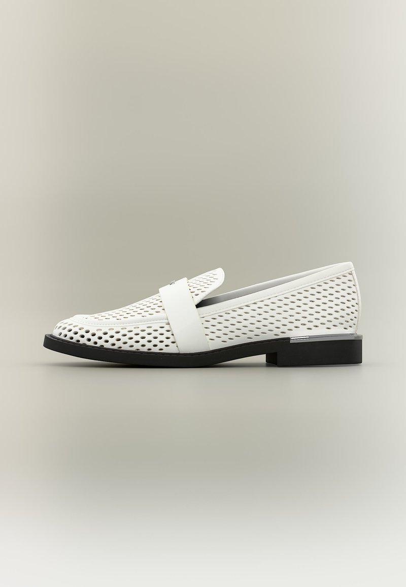 Mocassin en cuir blanc perforé avec semelle noire, talon bas et large bride sur le dessus, présenté en profil sur fond neutre.